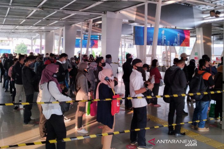 50 bus gratis disediakan untuk atasi penumpukan penumpang KRL di Stasiun Bogor