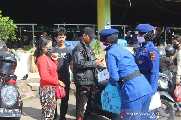 Ditpolairud Polda Jambi bagikan masker kepada pedagang