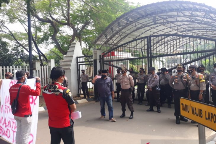 Polres Serang Kota kawal unjuk rasa di DPRD Banten