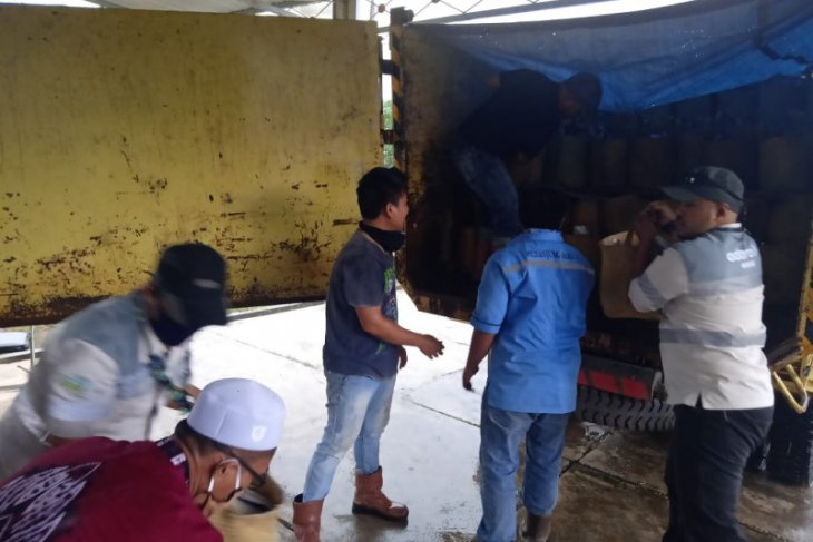 Adaro distributes over a thousand food packages for teachers