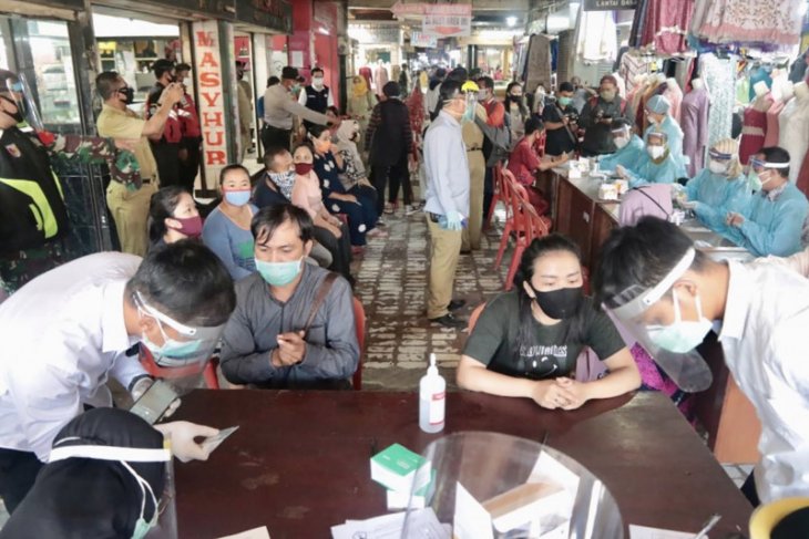 Pemkot Malang gencarkan tes cepat COVID-19 di pasar rakyat.