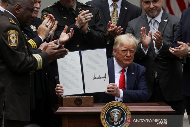 Presiden AS Trump teken surat perintah terkait reformasi kepolisian
