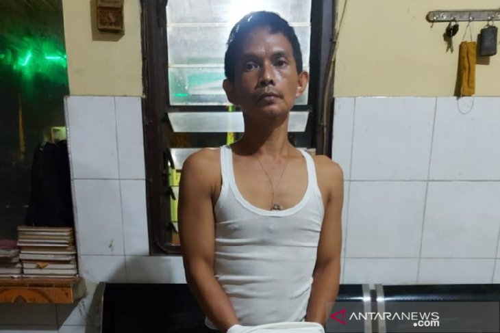 Seorang wanita tewas bersimbah darah usai 'dicangkul' anak kandungnya