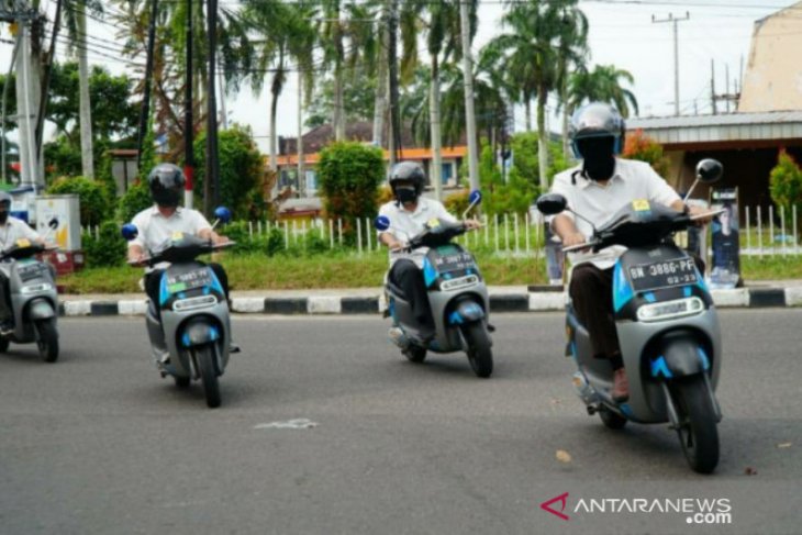 Mengaspal dengan senyap, Manajemen PLN Babel keliling kota gunakan sepeda motor listrik