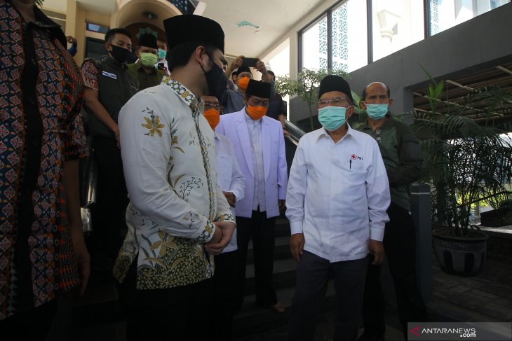 Jusuf Kalla Kunjungi Masjid Al Akbar Surabaya