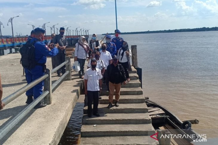 Polisi perairan Jambi bagikan masker kepada penumpang kapal