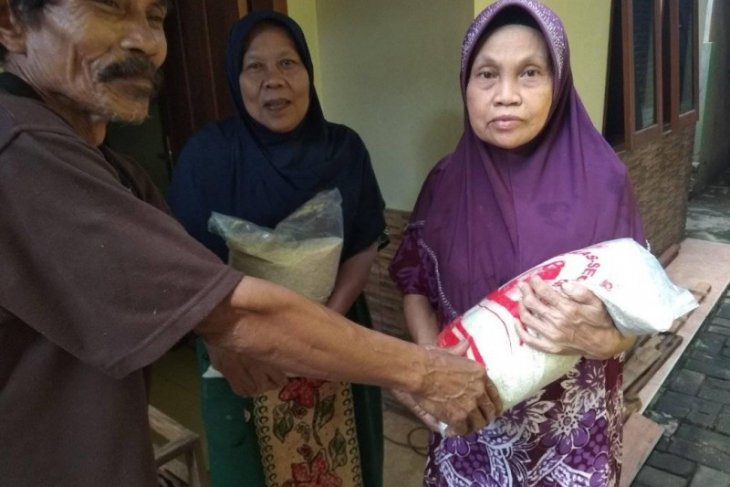 Warga miskin bersyukur peroleh bantuan beras dari Baznas Lebak