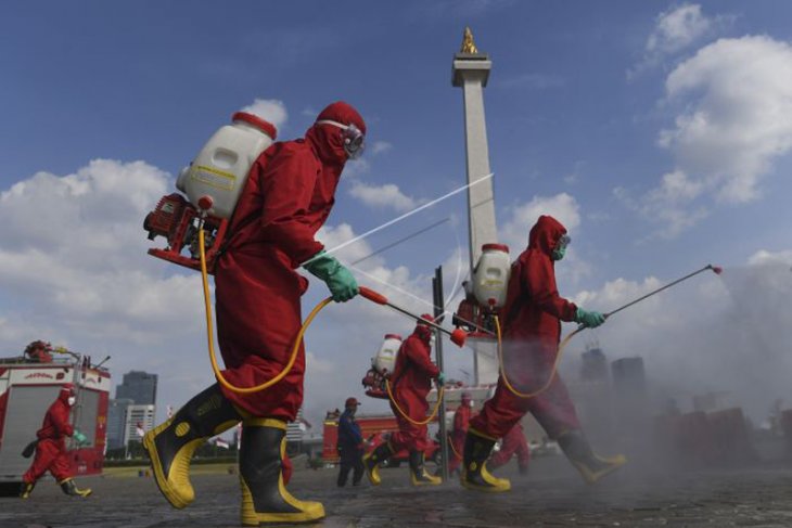 PENYEMPROTAN DISINFEKTAN DI MONAS