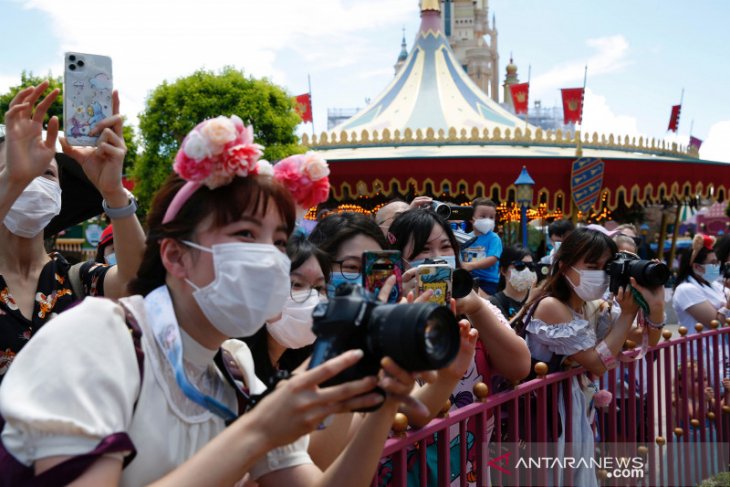Disneyland California kembali tunda pembukaannya bulan depan