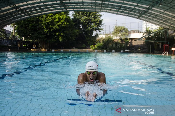 Latihan mandiri atlet renang Triady Fauzi 