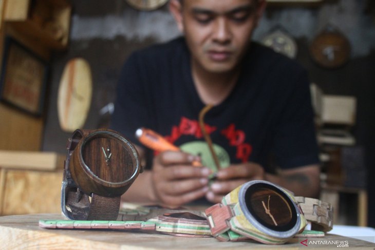 Kendala produksi arloji kayu
