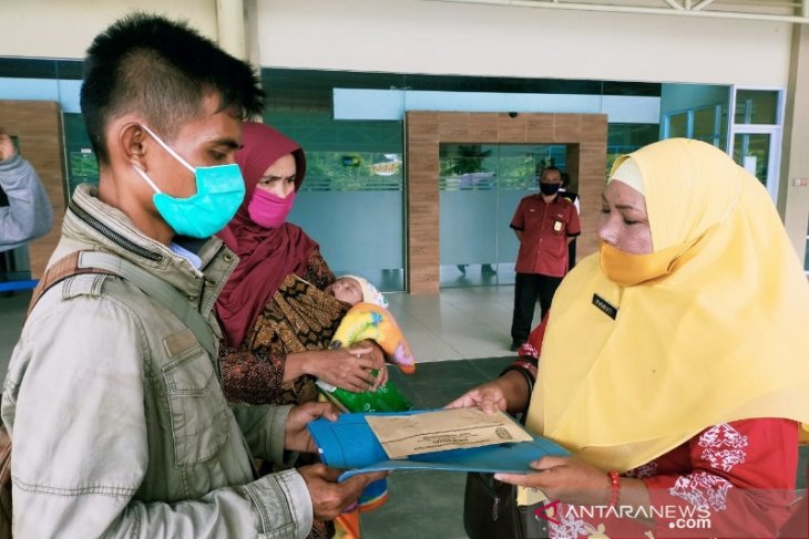 Pemerintah Kotawaringin Kalteng bantu pemulangan satu keluarga asal Sumbar