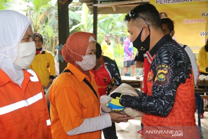 Kapolda Jambi sapa dan berikan bantuan sembako petugas kebersihan