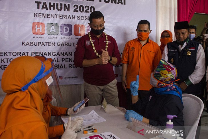 Mensos tinjau penyaluran bantuan sosial di Garut 