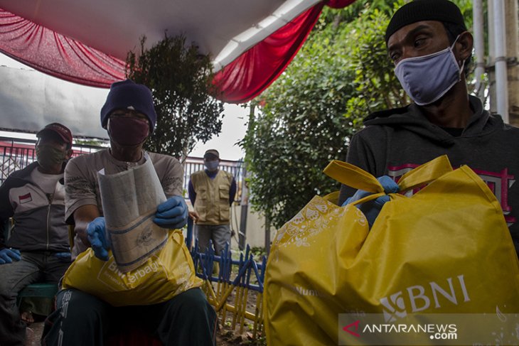 Mensos tinjau penyaluran bantuan sosial di Garut 