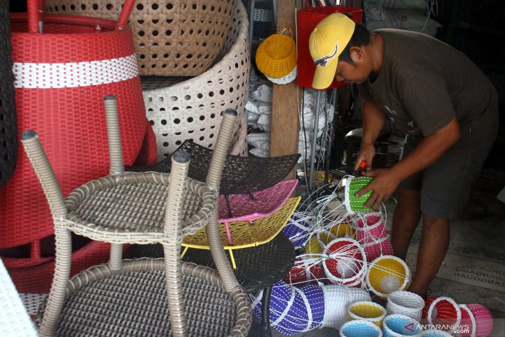 Permintaan kerajinan anyaman rotan berangsur normal