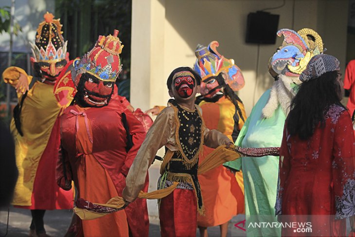 Seniman tradisional terpaksa mengamen 