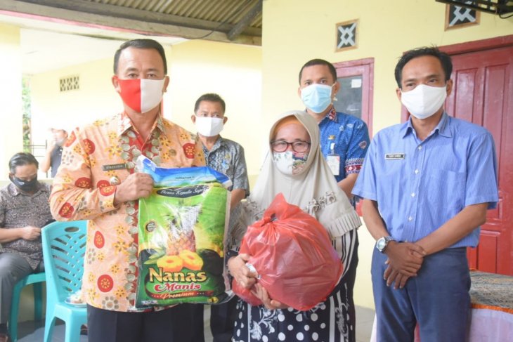 Wabup Bangka,Syahbudin salurkan bantuan ratusan paket sembako