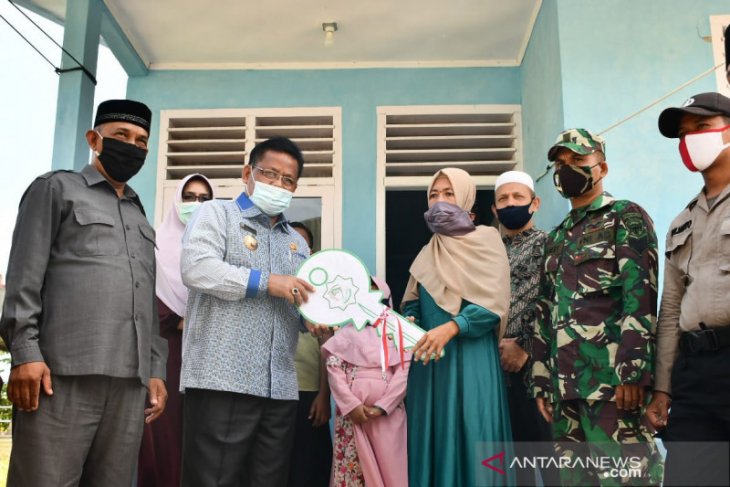 Bantuan rumah duafa, Wali Kota Aminullah serahkan tiga unit ke warga