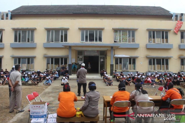 RS Bhayangkara Polda Jambi bantu vitamin untuk santri pondok pesantren