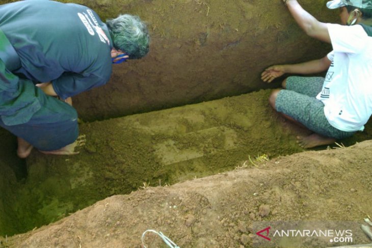 Makam PDP COVID-19 dibongkar pihak keluarga setelah hasil uji negatif
