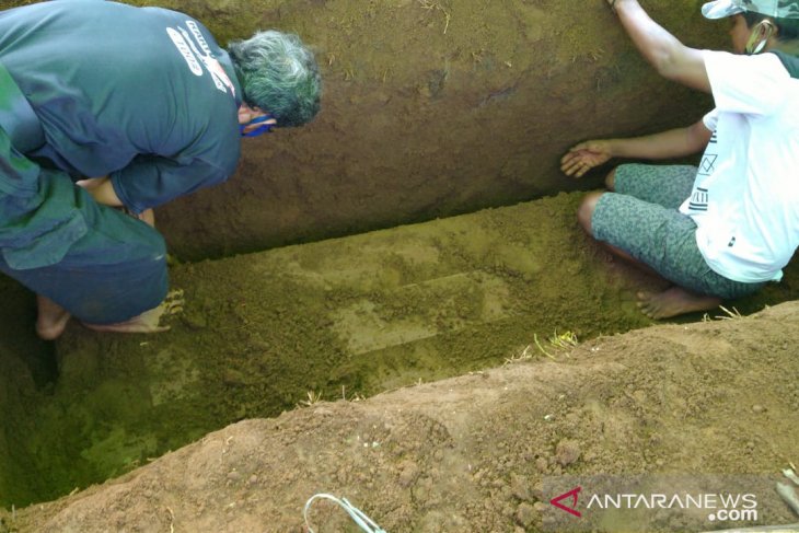 Hasil swab negatif COVID-19, makam PDP dibongkar keluarga