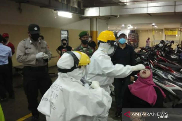 Tim Gugus COVID-19 Pangkalpinang lakukan tes swab masal di pusat perbelanjaan
