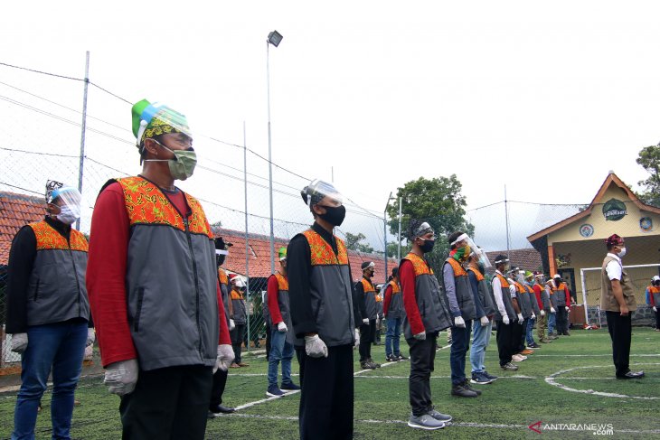 Pemberian sertifikat pemandu wisata ijen