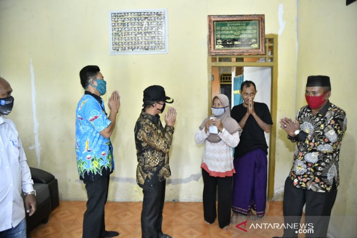 Bupati Bangka serahkan bantuan program