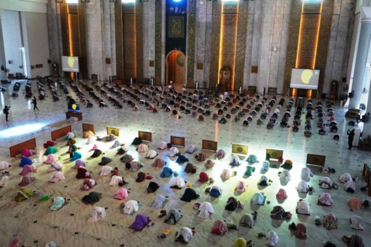 Ratusan jamaah ikuti shalat gerhana di Masjid Al Akbar Surabaya