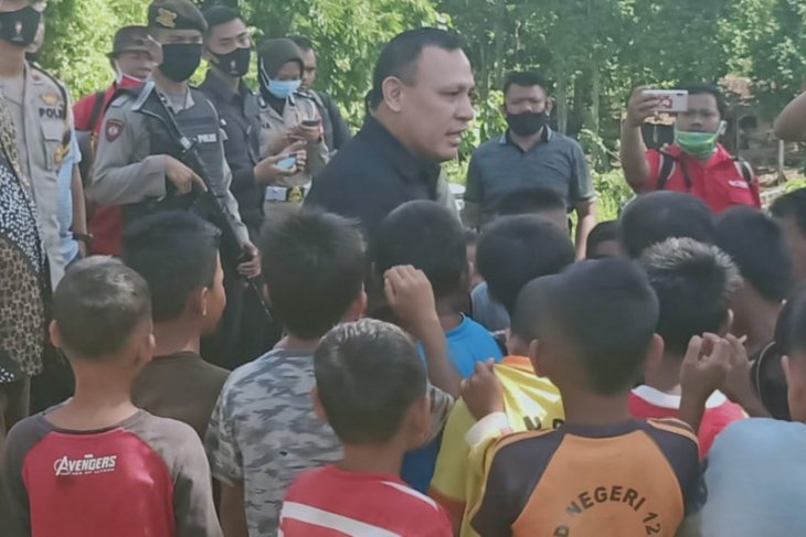 Ketua KPK, Firli Bahuri diadukan ke dewas karena langgar etik temui warga tanpa masker