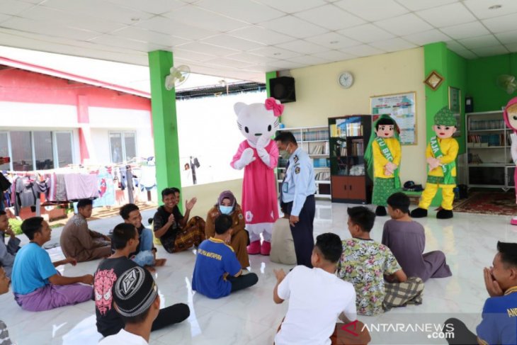 Dispersip bawakan ratusan buku ke LPKA Martapura