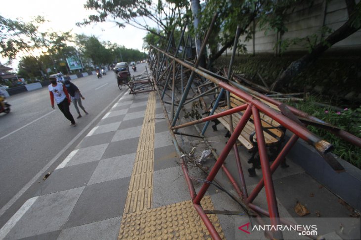 Material Bekas Pembongkaran Reklame Rusak Keindahan Kota