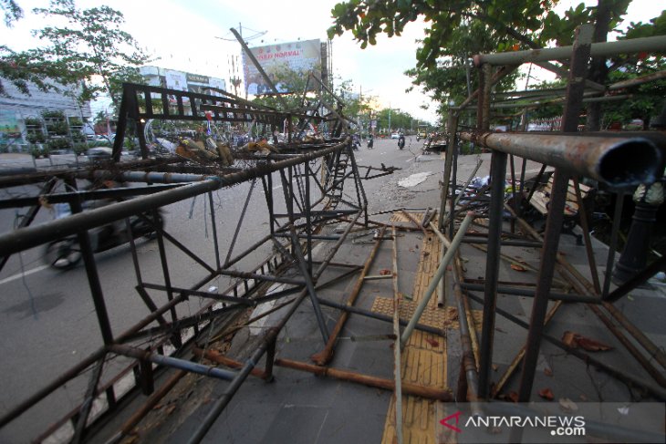 Material Bekas Pembongkaran Reklame Rusak Keindahan Kota