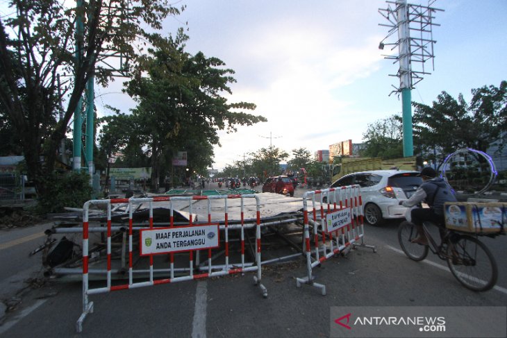 Material Bekas Pembongkaran Reklame Rusak Keindahan Kota