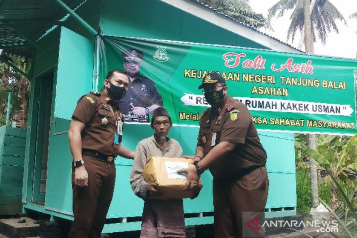 Kejari TBA fasilitasi renovasi rumah kakek Usman