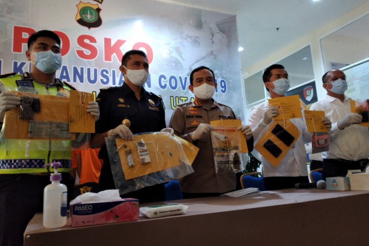Seorang direktur perusahaan ditangkap karena isap ganja