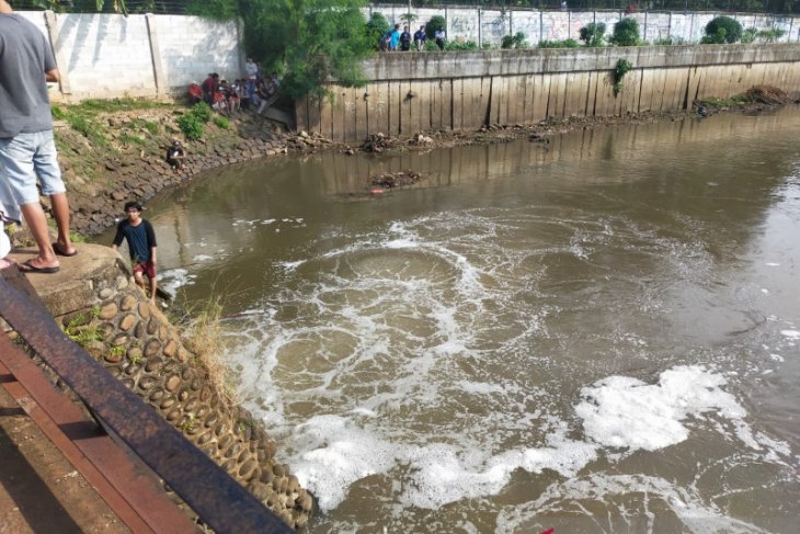 Damkar cari bocah tenggelam di Pintu Air Kali Pesanggrahan