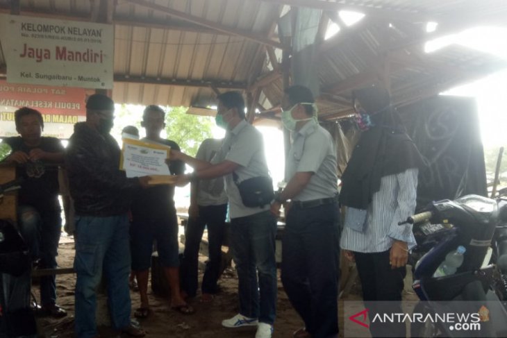 PT Timah salurkan CSR bagi kelompok nelayan Mentok