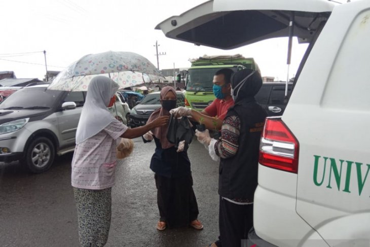 MDMC Bengkulu bagikan bibit tanaman sambil sosialisasikan normal baru
