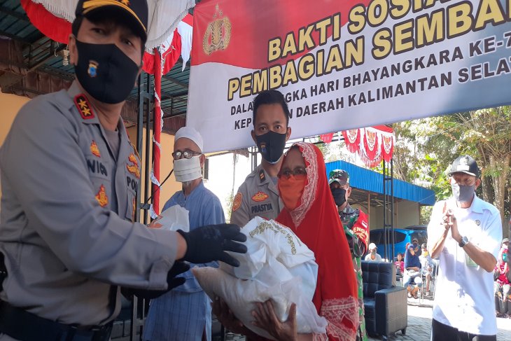 Video - Nenek Inur menangis haru terima sembako dari Kapolda Kalsel