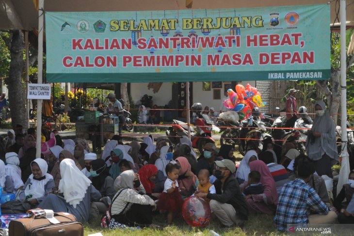 Santri kembali ke pesantren