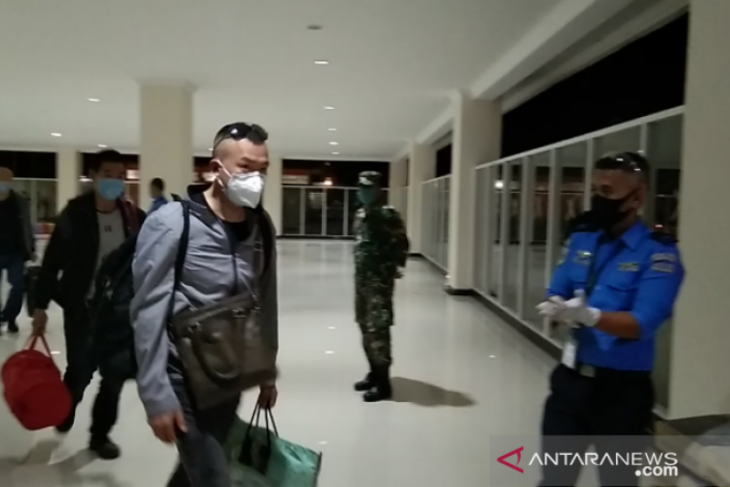 Setibanya di bandara, TNI - Polri kawal ketat ratusan TKA asal China untuk naik ke mobil