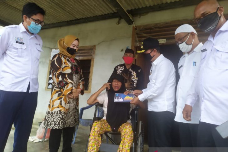 Bupati Bangka salurkan bantuan dua buah kursi roda (Video)
