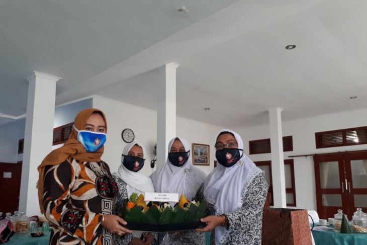 Ketua IBI Babel berikan tumpeng ke Ketua Tim Penggerak PKK Bangka