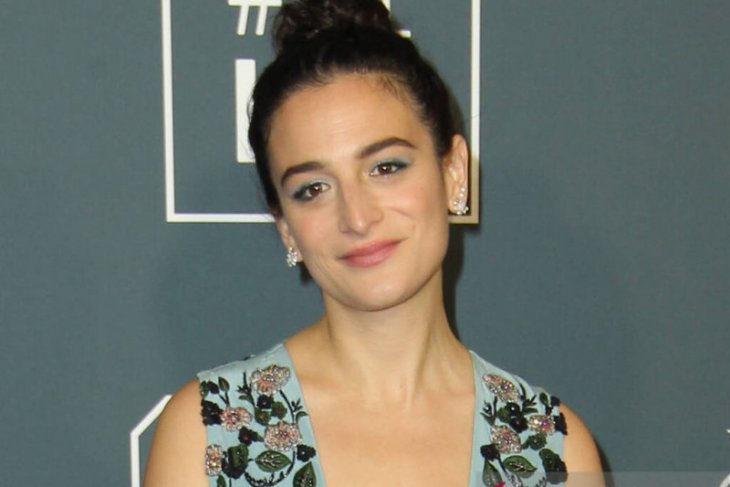 Bersalah perankan kulit campuran, Jenny Slate mundur dari