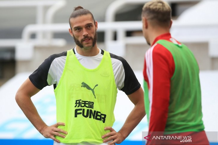 Newcastle United umumkan kesepakatan perpanjangan kontrak Carroll, Manquillo