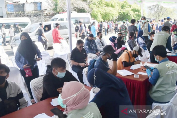 Hasil tes COVID-19 massal wisatawan di Puncak Bogor, dua positif