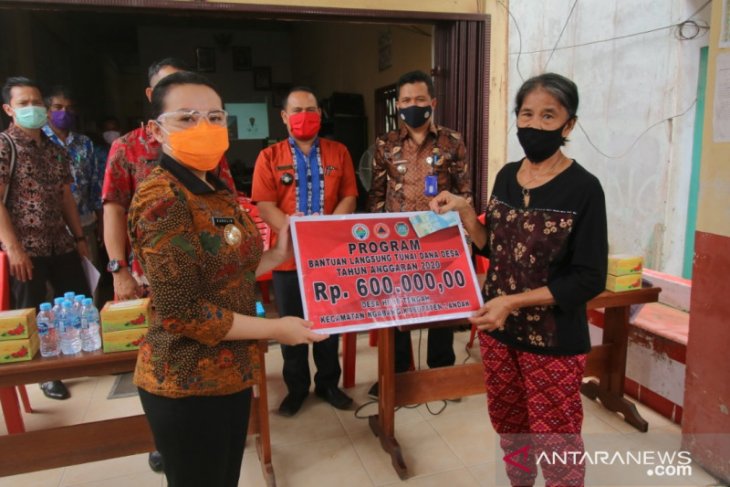 Karolin serahkan BLT DD kepada masyarakat Desa Hilir Tengah
