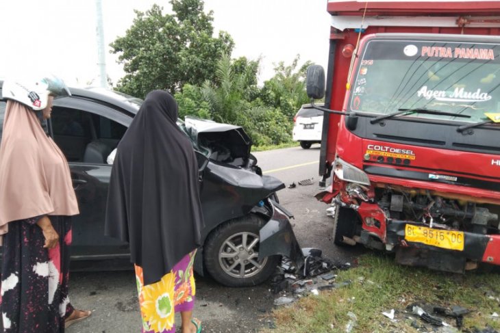 Hilang kendali, Xenia hantam mobil pengangkut gas LPG hingga ringset di Aceh Jaya